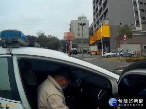 警方用巡邏車送老翁回家。林重鎣攝