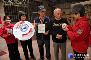 南投縣婦宣隊經常到社區等宣導住警器的重要。（縣府提供）