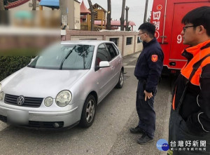 男子下車時未注意車門自動反鎖，將孩子單獨所於車內，男子心急向警方求助，臺西警消合力救援，順利破窗救出小孩化解危機。