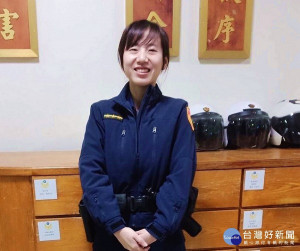 口湖所警員王瑄真巡勤時見老婦衣著單薄，在凜冽寒風中整理回收物，主動予以協助並載送返家，獲社區民眾大讚「女警好貼心」。