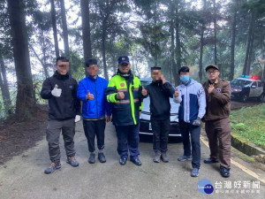 男子欲登加里山車卡山溝動彈不得　警民合作抬車助脫困