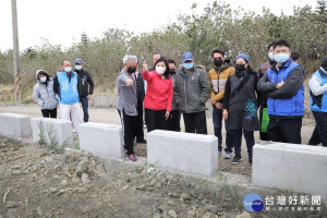 確保用路人行車安全　張麗善視察椬梧北滯洪池週邊道路改善工程