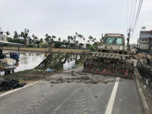 農耕機具掉落泥塊　汙染道路小心受罰（圖／屏東縣政府）