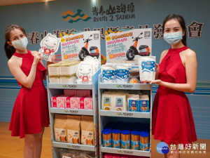 新北市政府與在地業者合作，打造11樣限定伴手禮，侯友宜市長14日宣布伴手禮將於元月15日起在青春山海線沿線30家統一超商門市上架，鼓勵民眾支持在地特色食品 （記者黃村杉攝）