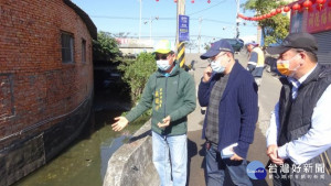 

大甲區孟春里經國路1866巷狹窄、坡度高，又緊鄰灌溉溝，行人與車輛爭道險象環生，市議員吳敏濟爭取下，建設局昨日展開加溝蓋拓寬工程。（記者陳榮昌攝）