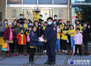 板橋區重慶國小5年級學童14日在蔡姓、劉姓2位老師帶領下，來到板橋警分局信義派出所參訪，送上全班同學寫著滿滿感謝警察付出辛苦等語的卡片
