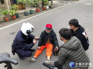 寒冬中的溫暖　警民合作幫助路倒老婦