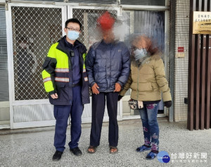 失蹤老翁衣著單薄迷失在車來攘往的街道上，所幸民眾與客厝警方熱心伸援，協助老翁與家人平安團聚。