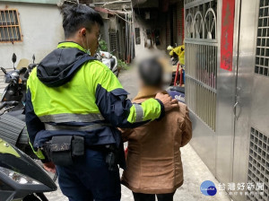 員警經確認其身分為81歲陳姓阿嬤，由於天氣寒冷且擔心阿嬤身體狀況，便決定以巡邏車載送阿嬤返家