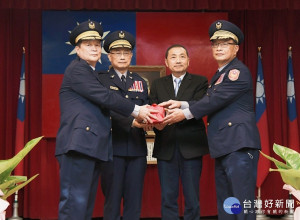 警察局卸(新)任局長布達交接典禮，16日上午11時於警察局六樓大禮堂舉行，新北市長侯友宜親自主持布達儀式，警政署長陳家欽擔任監交 