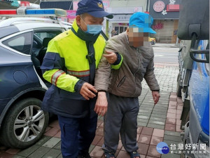 警方帶老翁回派出所。林重鎣攝