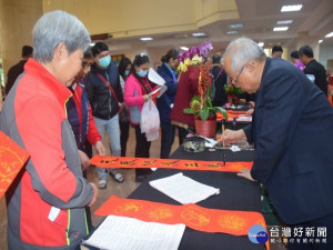 

去年農曆春節甲安埔等三區公所的春聯揮毫活動特別熱鬧，唯今年因疫情使然，活動方式各有不同，民眾取紅聯之際，一定要戴口罩。（記者陳榮昌攝）

