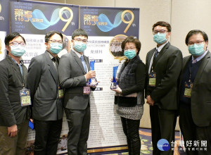 新北市立聯合醫院今年雙喜臨門。除了藥劑科獲頒特殊貢獻機構獎以外，所屬藥師王建贏也得到評審委員臨床服務傑出獎的肯定