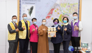 歲迎法寶節，佛光山「彰化福山寺」2500碗臘八粥與縣府結緣。