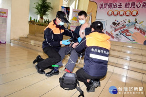 在聽見心跳聲感恩餐會現場示範使用心電圖機。