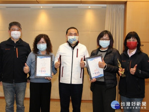 漁業處張麗珍處長、金山區漁會朱麗鑾總幹事及貢寮區漁會林麗美總幹事20日於市政會議獻獎給市長侯友宜分享喜悅