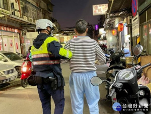 員警在後一邊小跑步一邊攙扶護送伯伯安全返家 