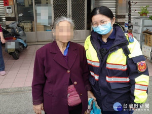 女警助返家。林重鎣攝