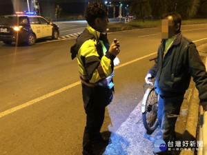 寒夜街頭迷途老翁蹲坐發抖　警馳援協助返家