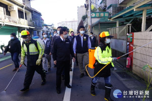 桃園醫院周邊7個里進行大消毒，桃園市長鄭文燦視抵現場視察了解。