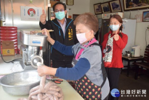 
后里日進肉舖，八十七歲耳聰目明、手腳利落的楊蕭碧月，用國產豬肉灌製原味香腸，獲區長賴同一肯定Q彈的口味特佳是送禮有面子的伴手禮。（記者陳榮昌攝）