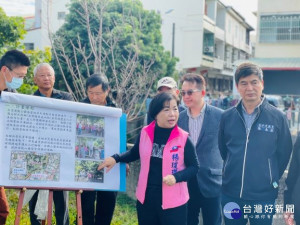 
立委楊瓊瓔會勘運動公園運動南側緊臨旱溝排水，興建一座跨溪人行便橋，獲建設局允諾在農曆年後完成工程。（記者陳榮昌攝）
