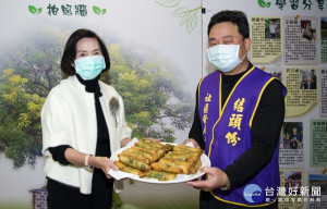 縣長林姿妙代表宜蘭年主辦單位將春捲送給結頭份長青食堂加菜。（圖∕宜蘭縣政府提供）-1