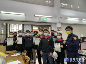 外事員警向移工宣導。林重鎣攝