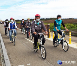 桃園市副長高安邦騎著自行車視察大園濱海自行車道圳頭段護欄改善成果
