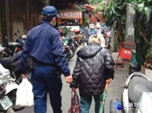 迷途婦人家境貧困　捷警購包子供果腹