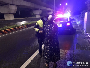 老翁迷途遇警喊「賣嘎挖掠」，暖警寒風中解危