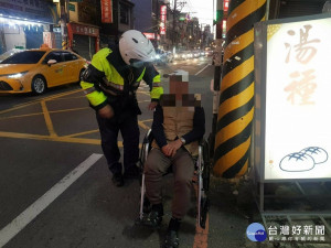 馬祖老翁坐輪椅外出迷途，巧遇同鄉警助返家