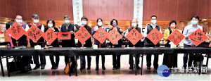 「牛轉新運」送舊歲　書法家新春揮毫送春聯，500奮勉費領取。