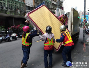 大型垃圾清運請民眾採事前預約制，可在2月4日前撥打廢棄大型家具免付費預約專線0800-010-857(鈴一鈴幫我清)，向所在地各區清潔隊完成廢棄大型家具清運預約