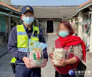 臺西所警員鐘培軒家戶訪查得知印尼籍婦女生活清苦，主動將白米、麵條、防寒衣物等物資送到她家，緩解經濟壓力，獲鄉里肯定。