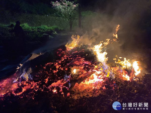 民眾通報三峽區插角143號旁空地有人非法焚燒廢棄物，造成嚴重空氣污染，員警前往查察果然發現林姓水電工正露天燃燒