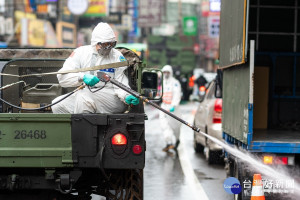 為降低社區感染風險，桃園市政府環保局攜手國軍33化學兵群進行八德區大湳市場周邊環境擴大消毒。