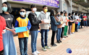 千份「幸福愛集盒」送達溪洲9所國小學童收到祝福。