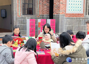 「五股守讓堂」擺起了大圓桌，書本化身為一道道豐盛的年菜，小朋友一邊開心地聽著年節故事，一邊感受過年圍爐的氛圍，另類春節體驗 