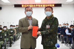 賴峰偉贈國軍春節慰勞金　慰勉官兵保家衛國辛勞