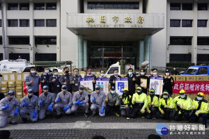 台南市長黃偉哲親率市府及環保人員蒞桃，捐贈大批防疫物資並協助防疫消毒工作。