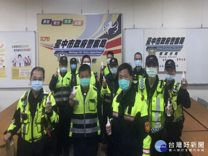 企業捐員警防疫噴霧器。林重鎣攝