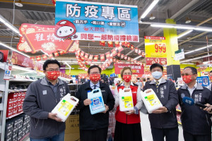 讓市民安心採買過好年，桃園市長鄭文燦前往大潤發平鎮店視察防疫措施及產品販售情形。