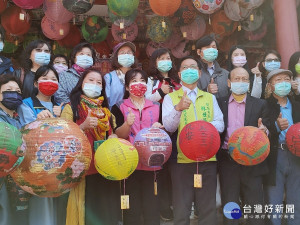 參與燈籠彩繪義賣的藝術家多為國內外知名藝術家及藝術團體成員，作品相當精彩可期。圖／記者鄧富珍攝