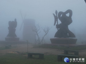 

濃濃白霧籠罩鐵砧山，山中諸多神像如在移動，自然的美色宛如傳說中的仙境。（記者陳榮昌攝）
