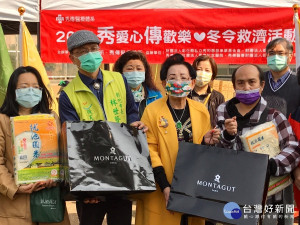 秀傳醫療體系黃明和總裁、黃靖媛執行長，及彰化市長林世賢、彰化市12位里長都到場表達關懷，祝福大家新年快樂。圖／彰化秀傳醫院提供