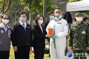 桃園市長鄭文燦陪同蔡英文總統慰勉「桃園市政府防疫消毒大隊及陸軍第六軍團三三化學兵群」。