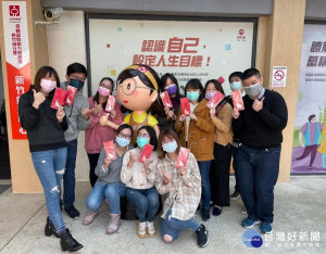 賈桃樂學習主題館推出「牛年扭出職涯好運」活動，民眾可轉出專屬書籤