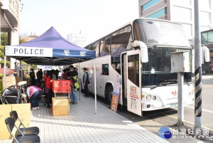 春節前警察義警齊捐熱血，縣警察局前的捐血車出任務，捐血量達14萬5,750CC。圖／彰化縣警局提供