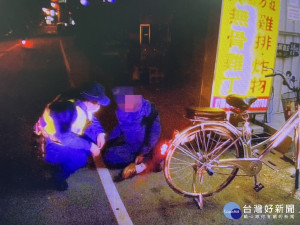 警方協助路倒男子。林重鎣攝